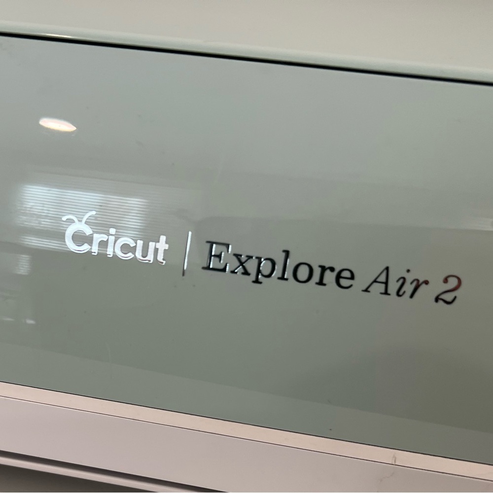 BUNDLE!!! CRICUT EXPLORE AIR 2 AND CRICUT EASY PRESS 2